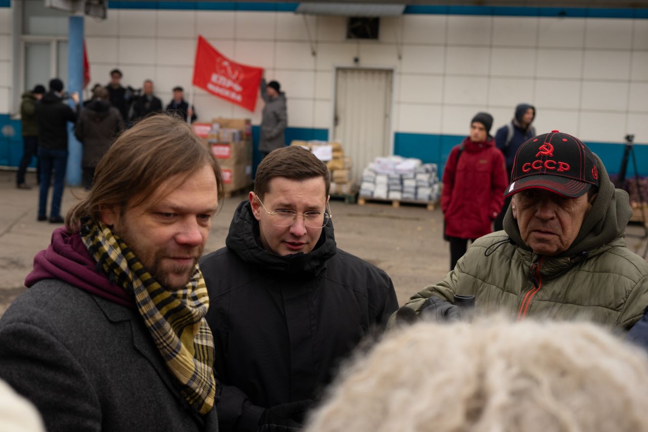 Значимый подарок, олицетворяющий связь поколений комсомольцев, передали коммунисты Балашихи Г.А. Зюганову в рамках отправки 118-го гуманитарного конвоя
