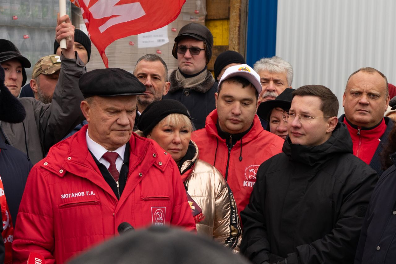Значимый подарок, олицетворяющий связь поколений комсомольцев, передали коммунисты Балашихи Г.А. Зюганову в рамках отправки 118-го гуманитарного конвоя