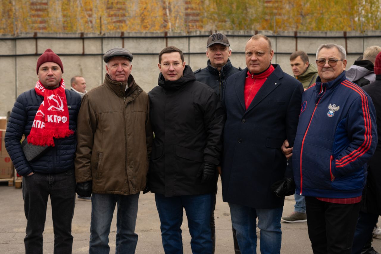 Значимый подарок, олицетворяющий связь поколений комсомольцев, передали коммунисты Балашихи Г.А. Зюганову в рамках отправки 118-го гуманитарного конвоя