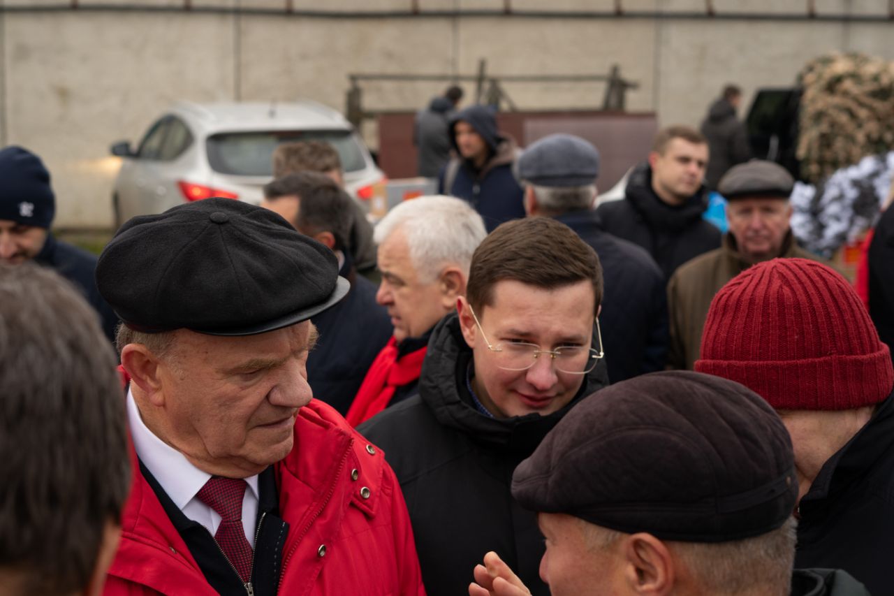 Значимый подарок, олицетворяющий связь поколений комсомольцев, передали коммунисты Балашихи Г.А. Зюганову в рамках отправки 118-го гуманитарного конвоя