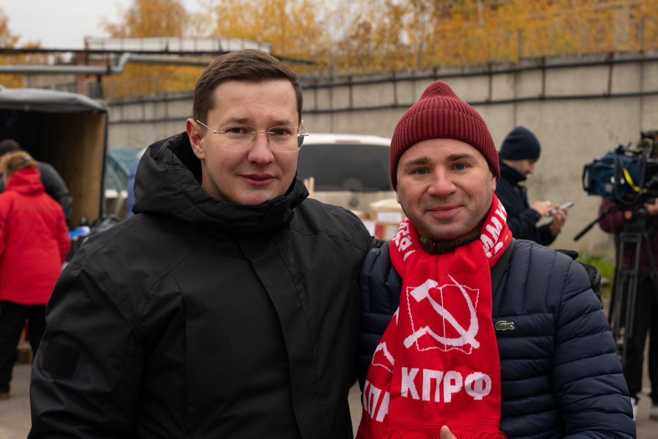 Значимый подарок, олицетворяющий связь поколений комсомольцев, передали коммунисты Балашихи Г.А. Зюганову в рамках отправки 118-го гуманитарного конвоя