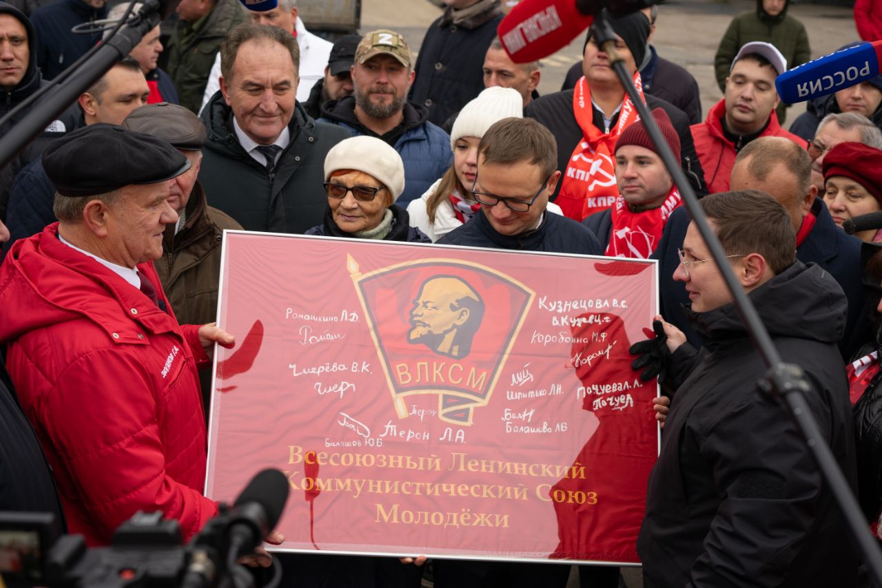 Значимый подарок, олицетворяющий связь поколений комсомольцев, передали коммунисты Балашихи Г.А. Зюганову в рамках отправки 118-го гуманитарного конвоя