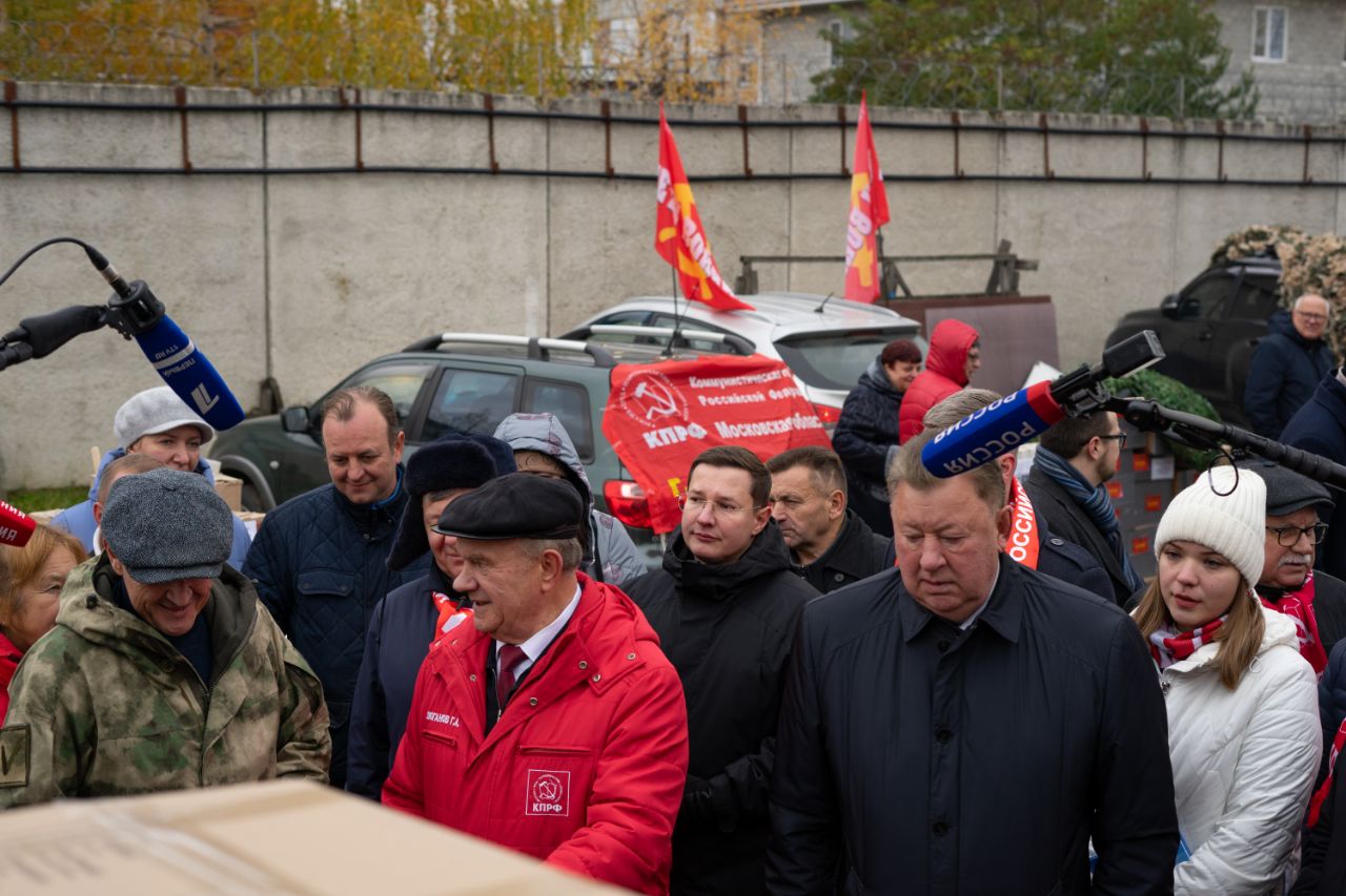 Значимый подарок, олицетворяющий связь поколений комсомольцев, передали коммунисты Балашихи Г.А. Зюганову в рамках отправки 118-го гуманитарного конвоя