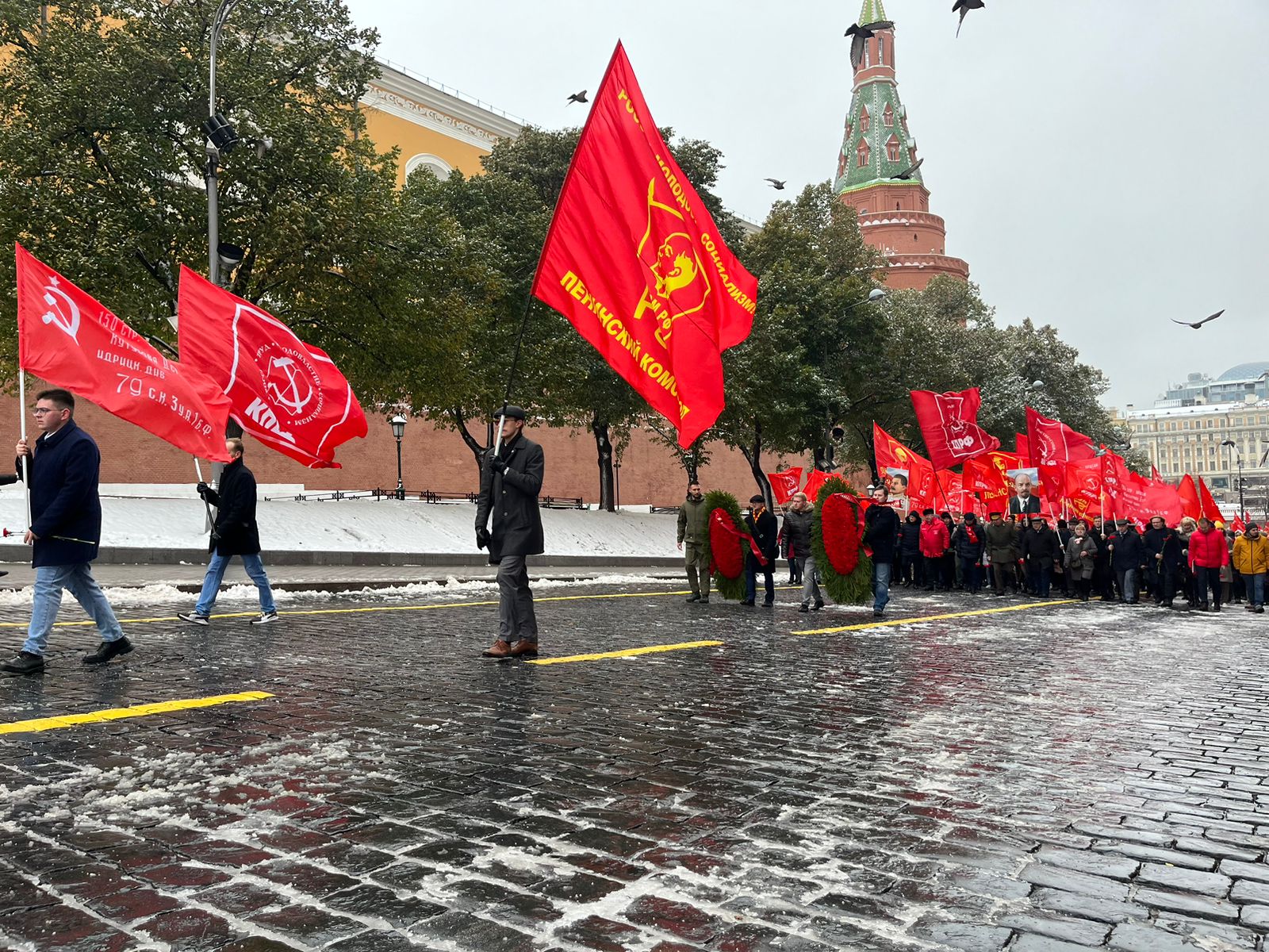 Слава Ленинскому Комсомолу!