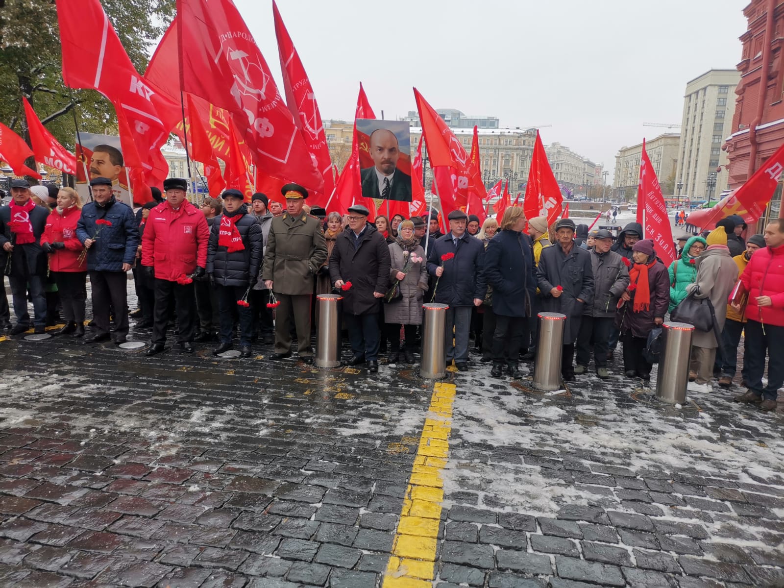 Слава Ленинскому Комсомолу!
