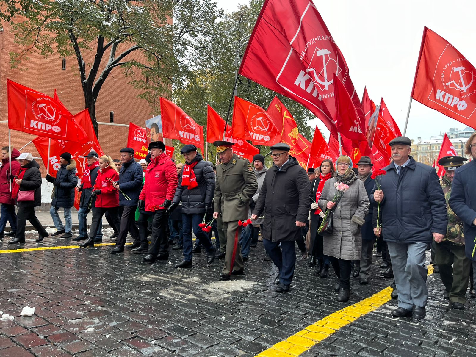 Слава Ленинскому Комсомолу!