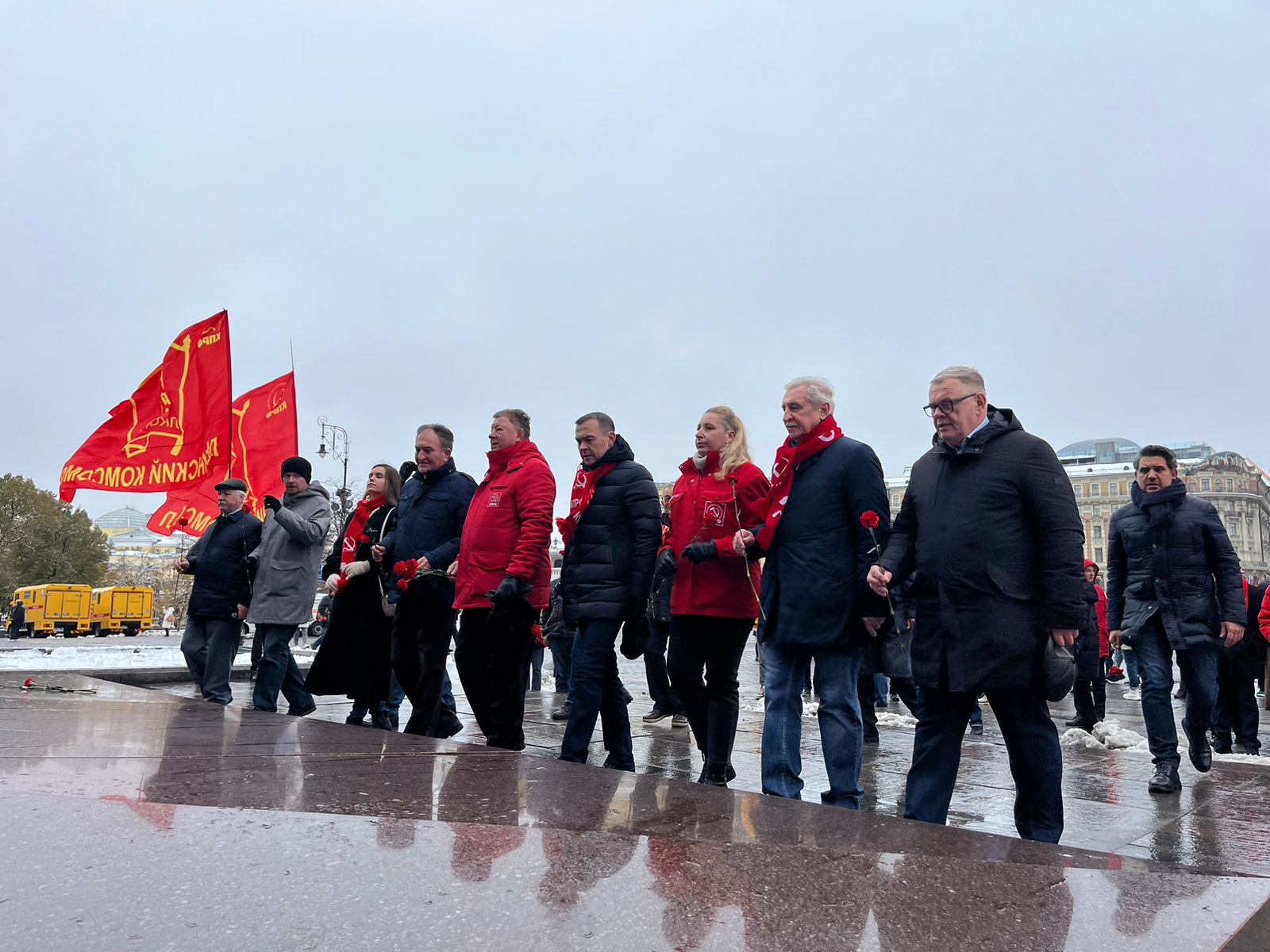 Слава Ленинскому Комсомолу!