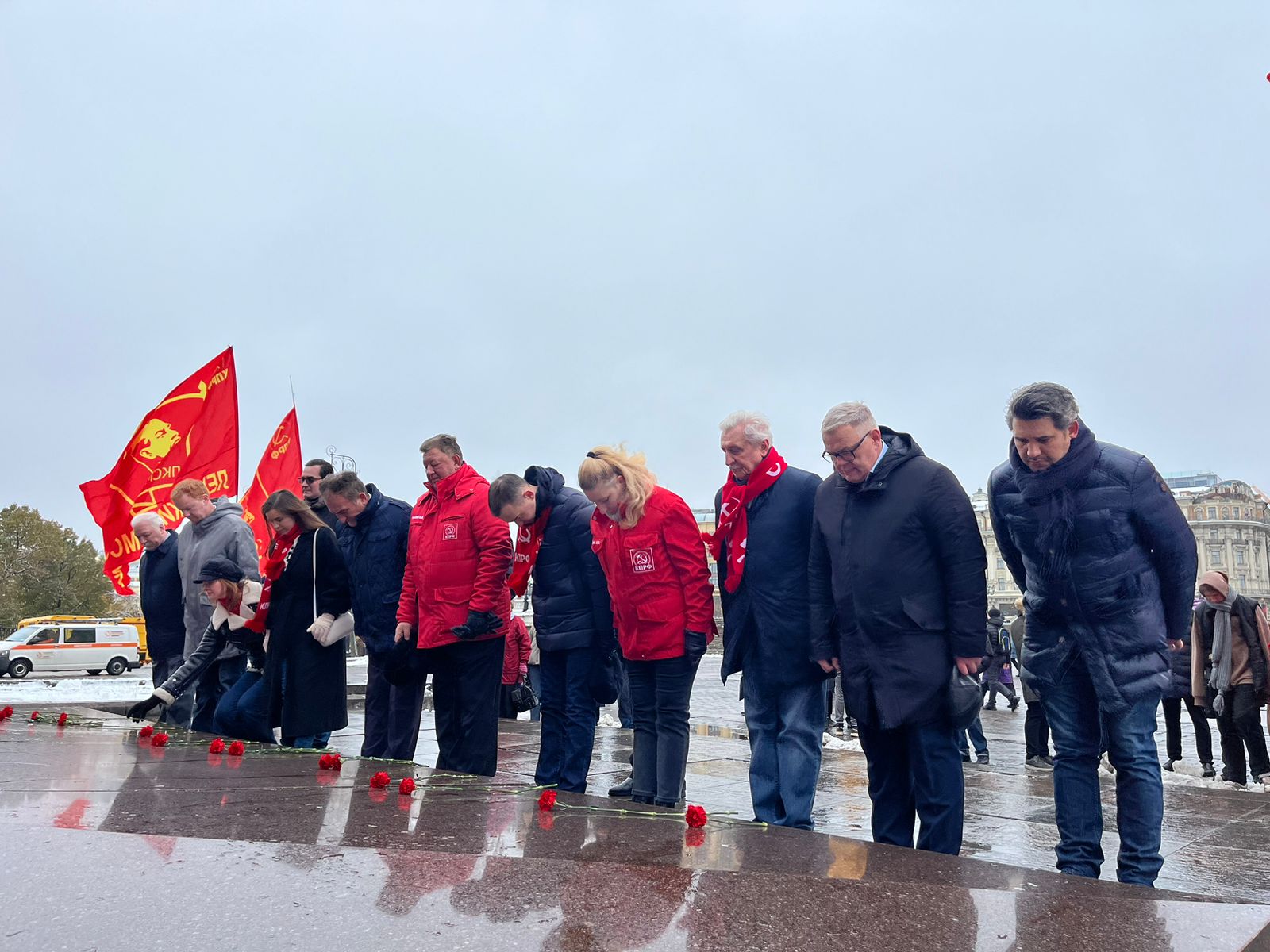 Слава Ленинскому Комсомолу!