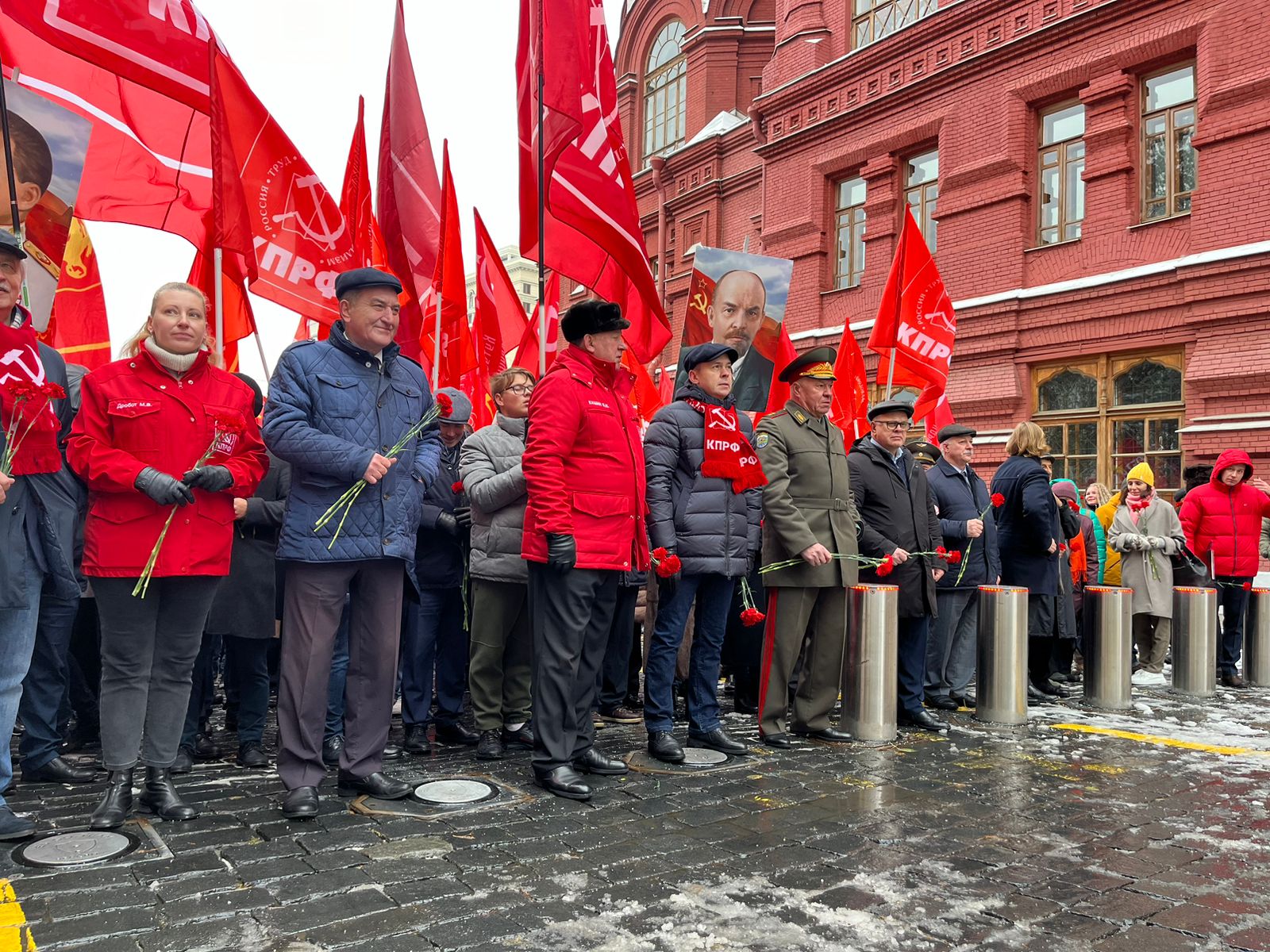 Слава Ленинскому Комсомолу!