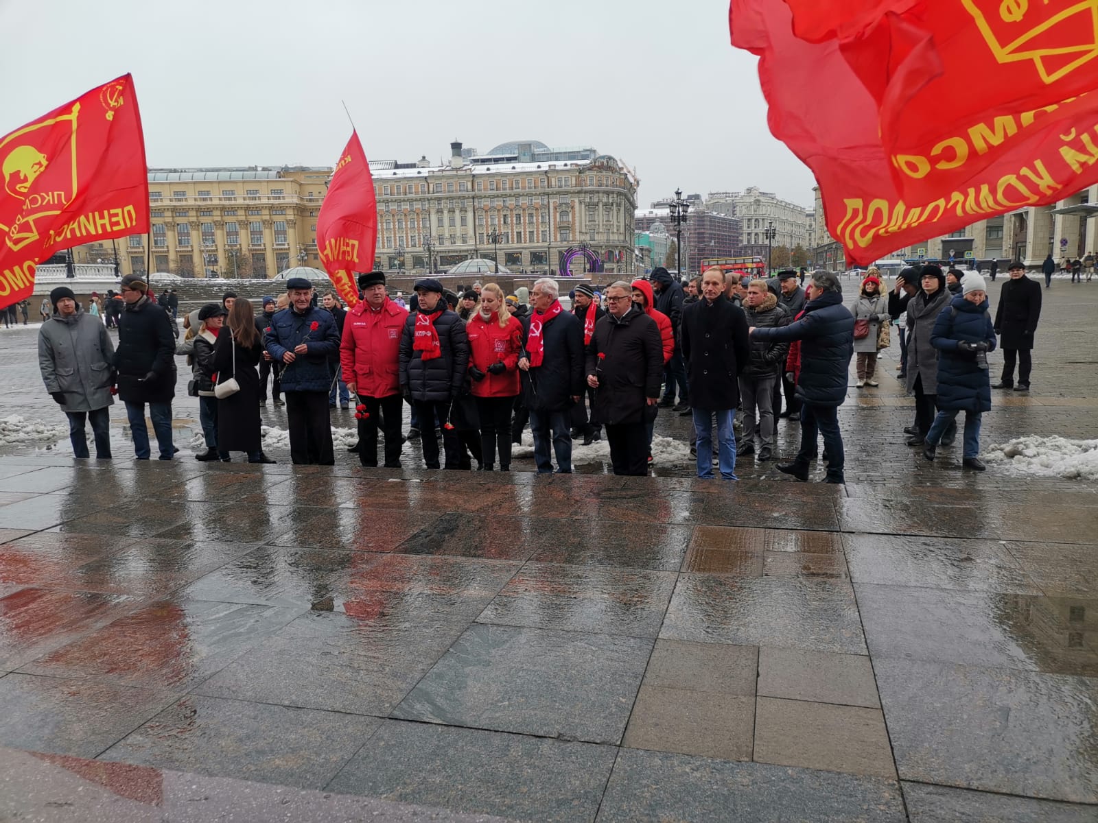 Слава Ленинскому Комсомолу!