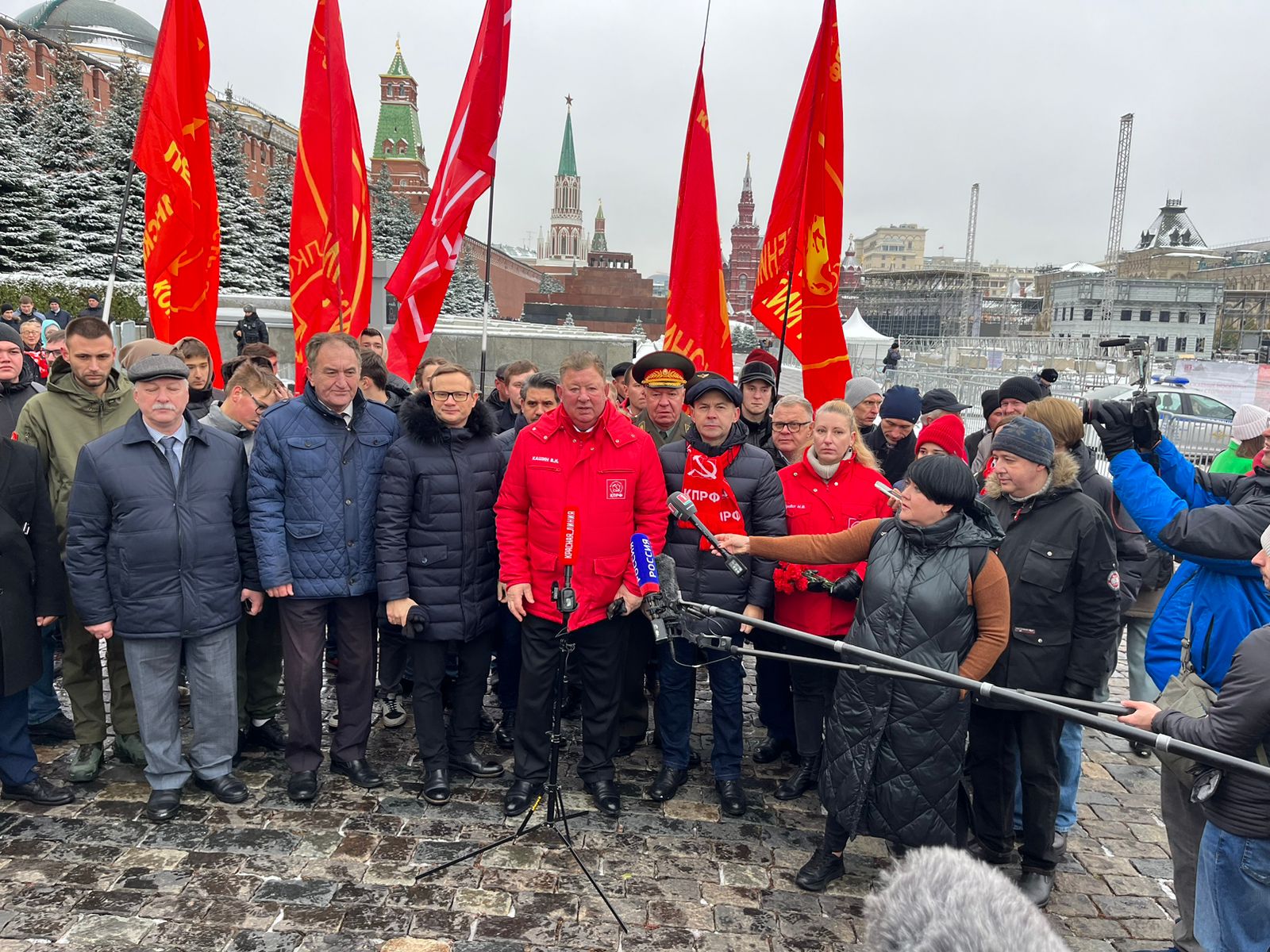 Слава Ленинскому Комсомолу!