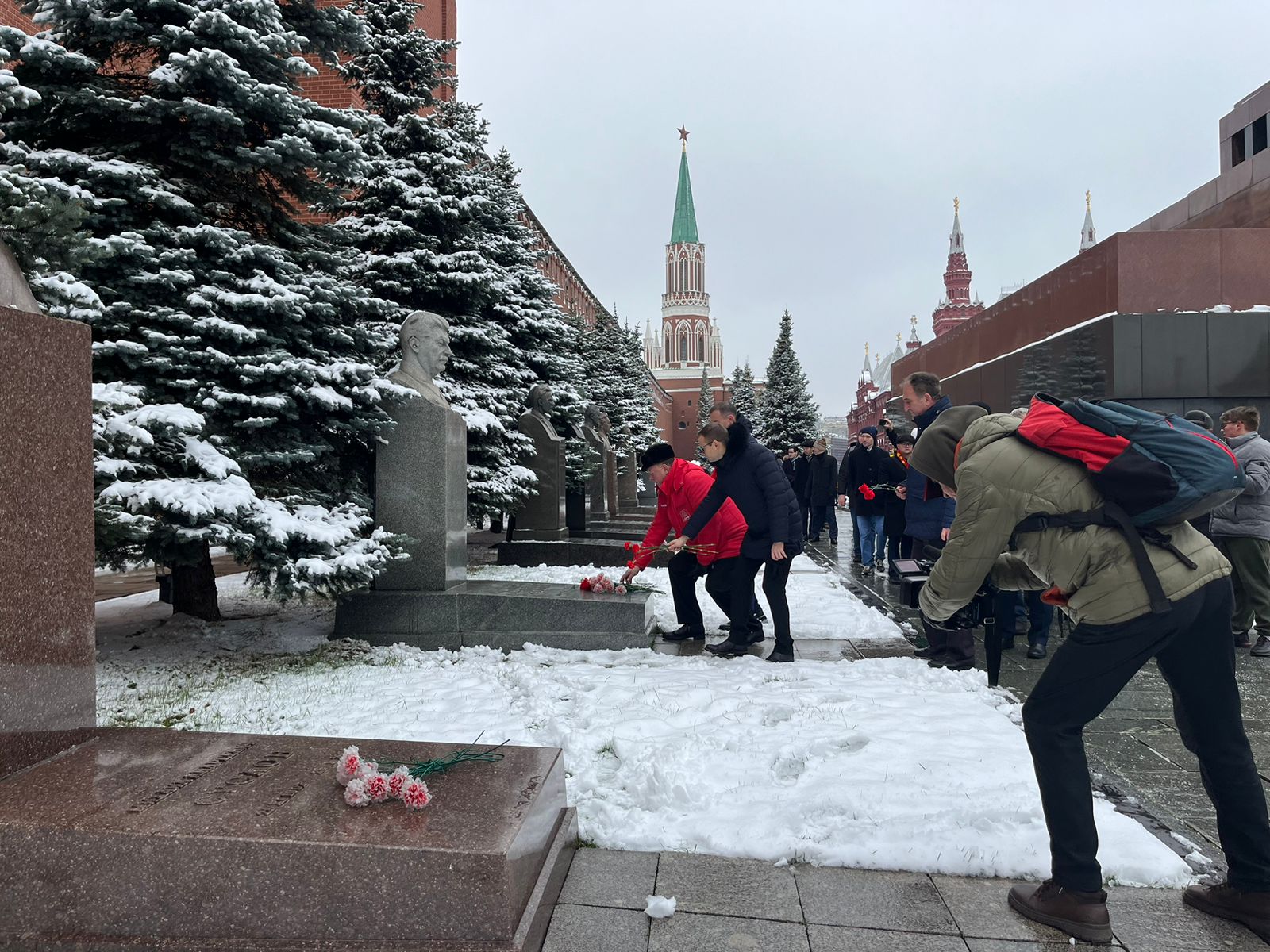 Слава Ленинскому Комсомолу!