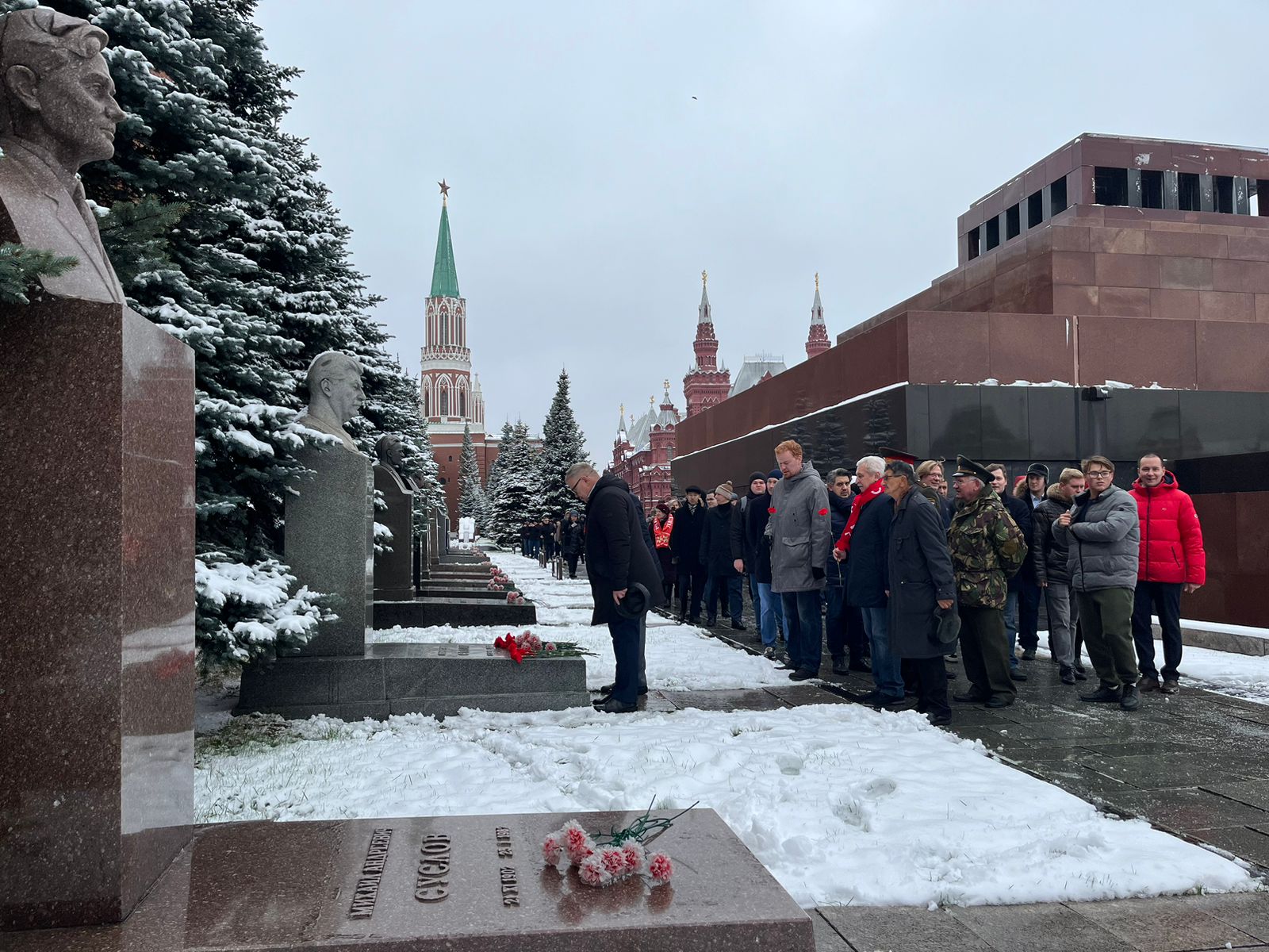 Слава Ленинскому Комсомолу!