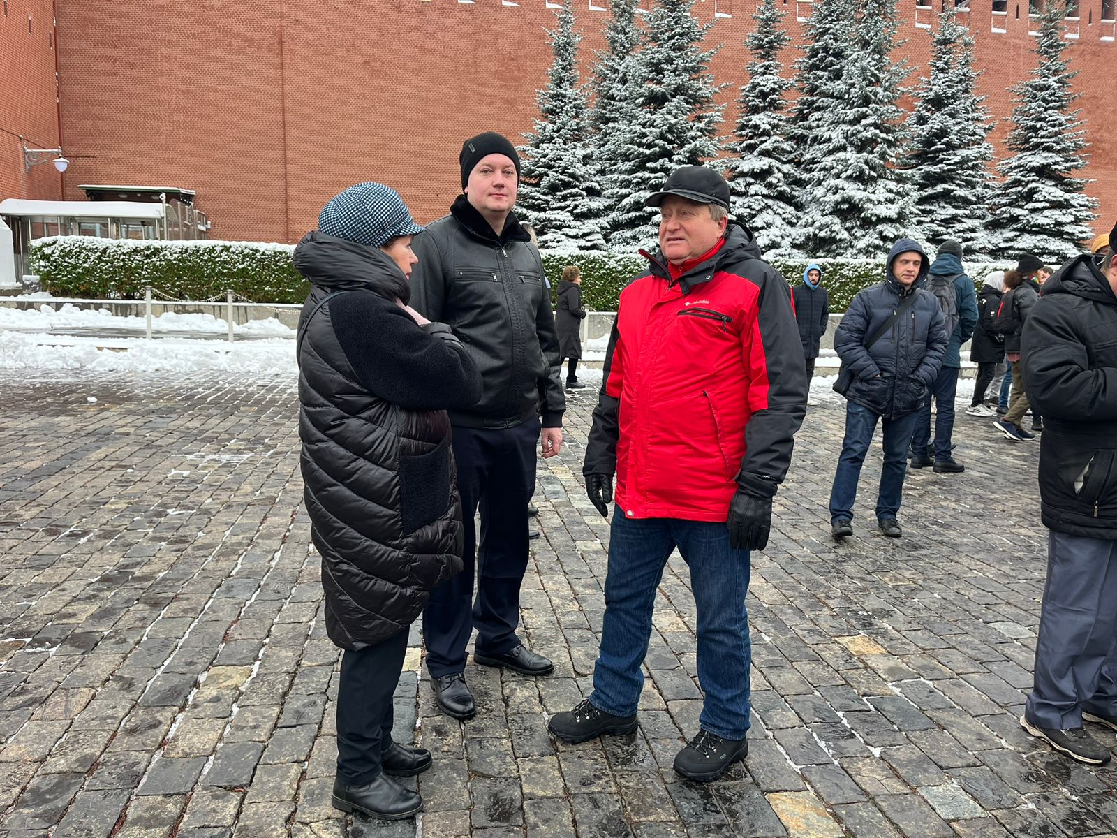 Слава Ленинскому Комсомолу!