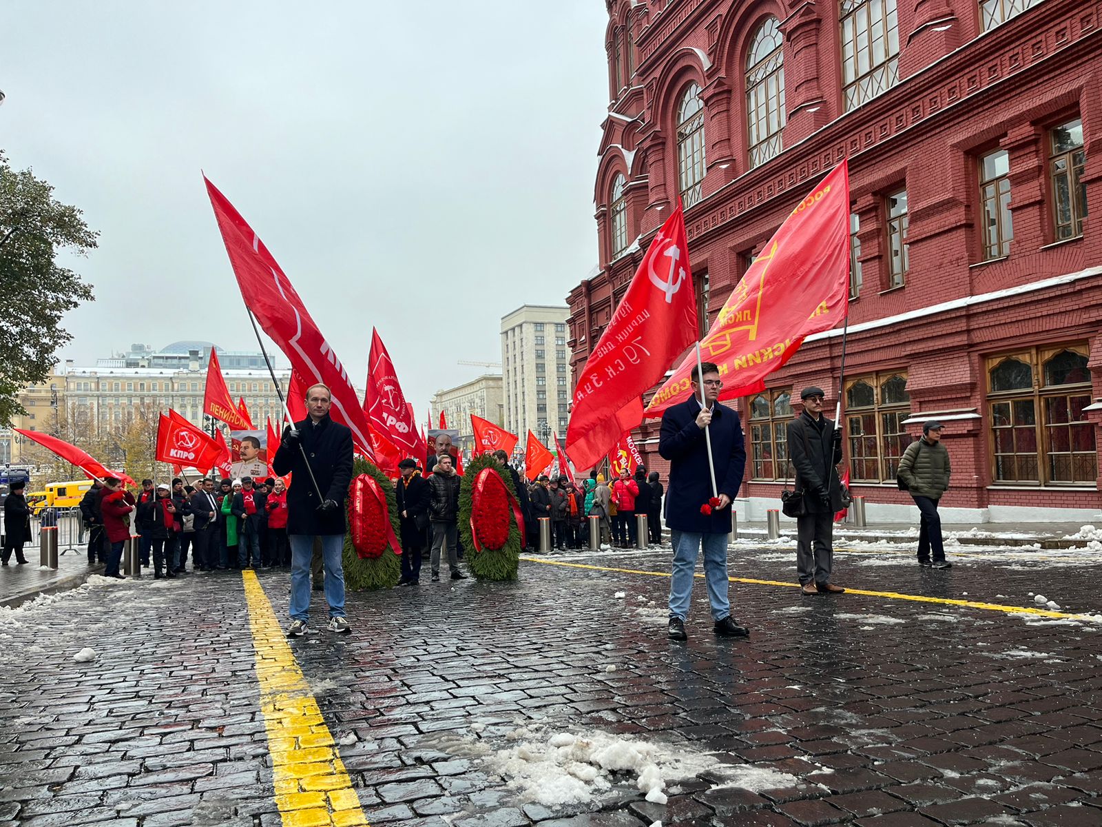 Слава Ленинскому Комсомолу!