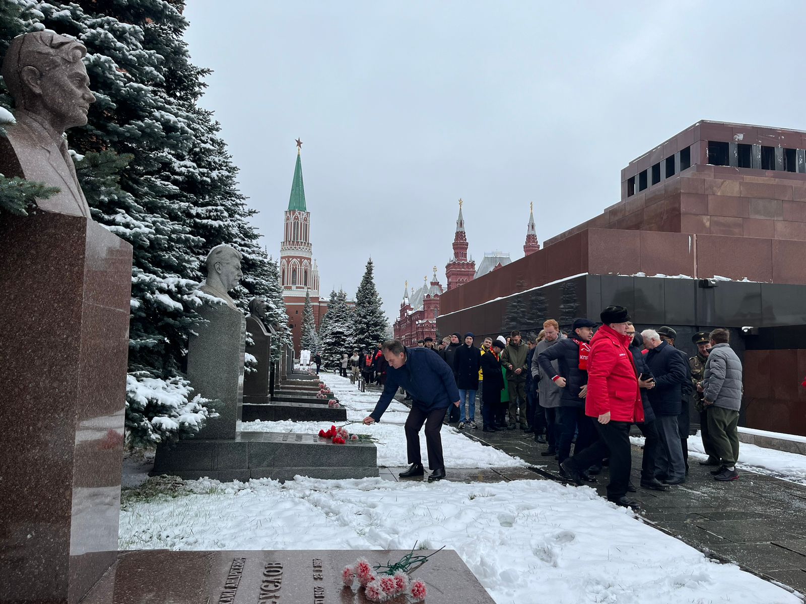Слава Ленинскому Комсомолу!