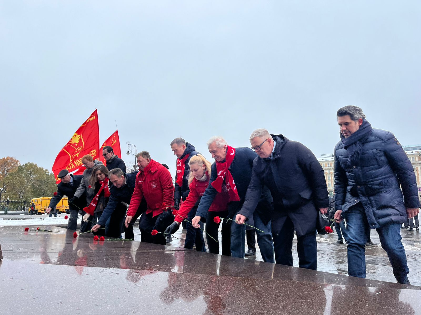 Слава Ленинскому Комсомолу!