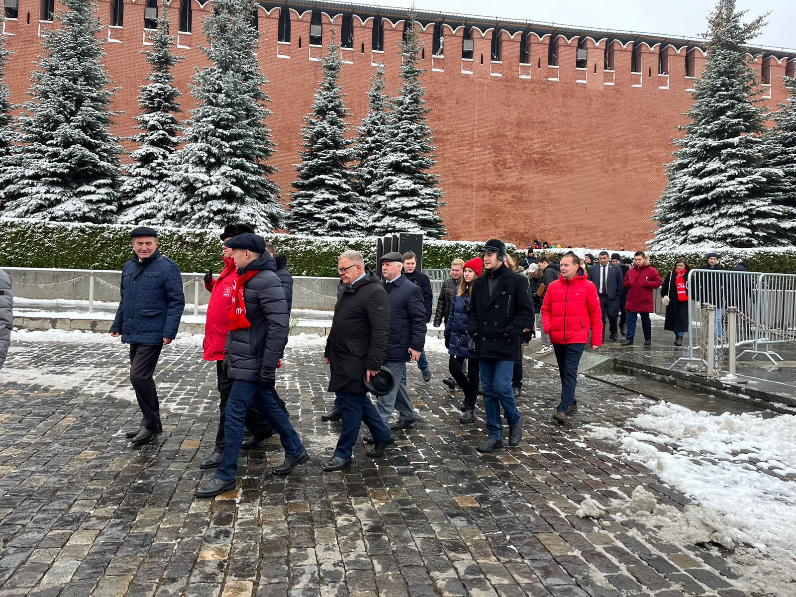 Слава Ленинскому Комсомолу!