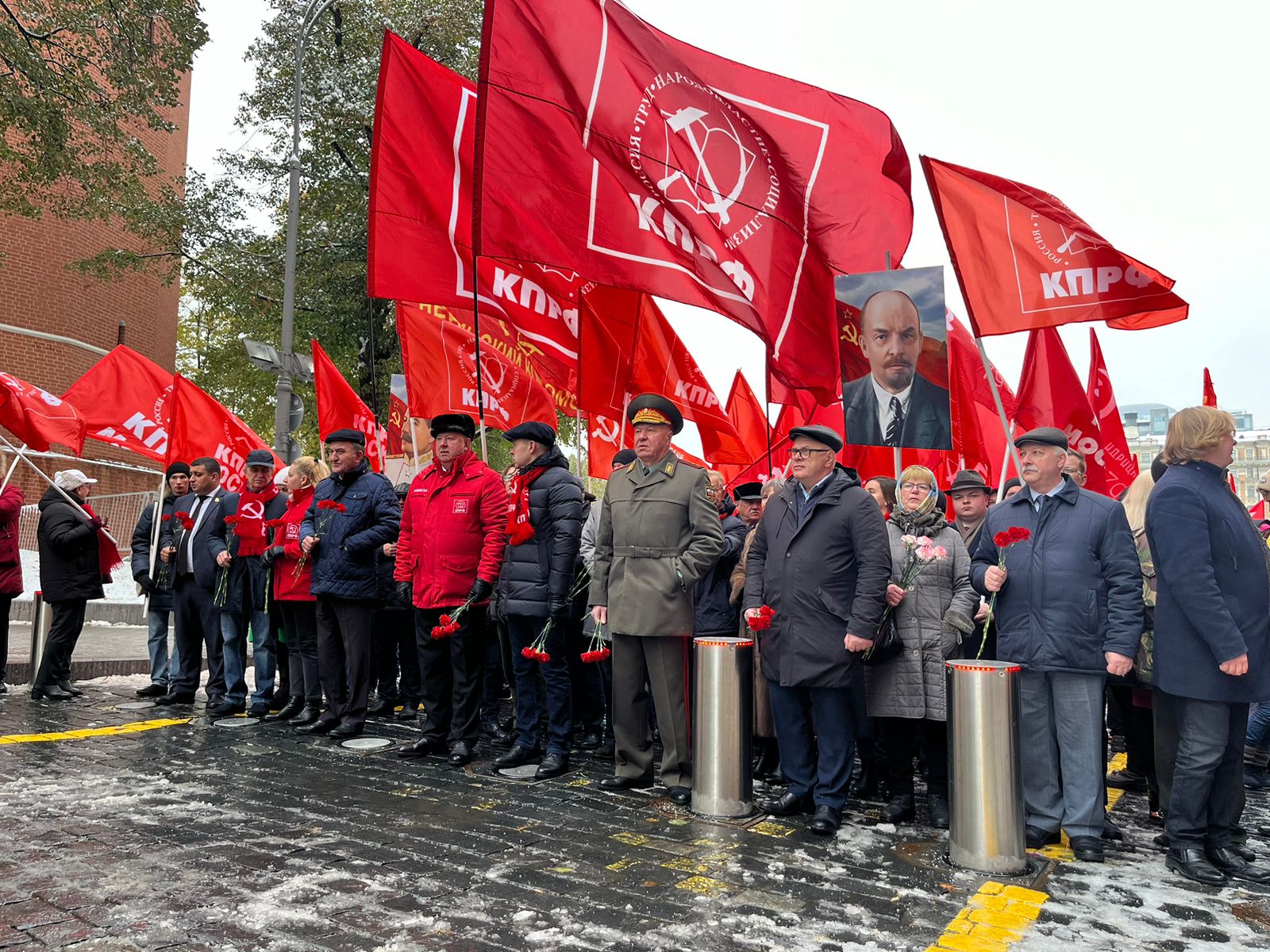 Слава Ленинскому Комсомолу!