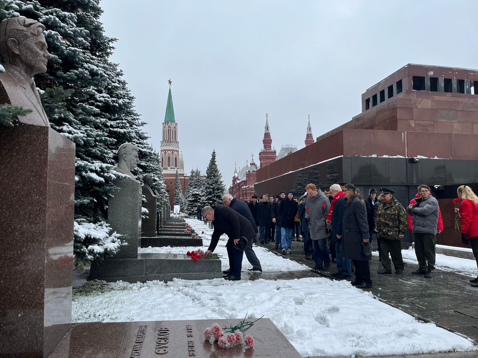 Слава Ленинскому Комсомолу!