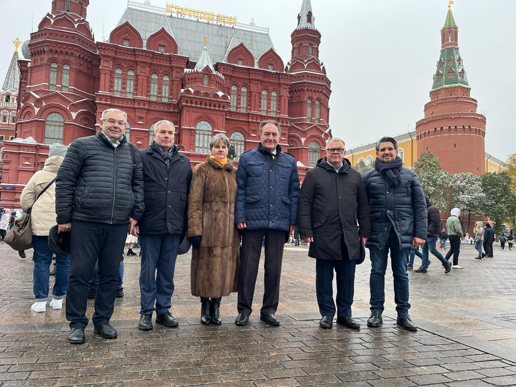 Слава Ленинскому Комсомолу!