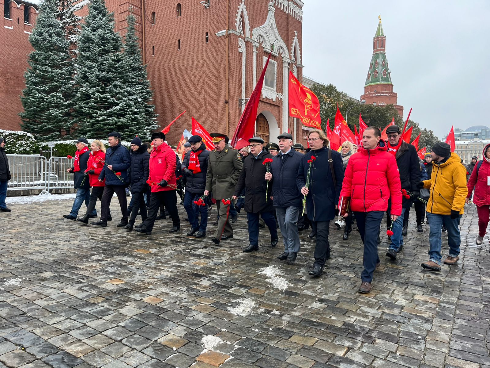 Слава Ленинскому Комсомолу!
