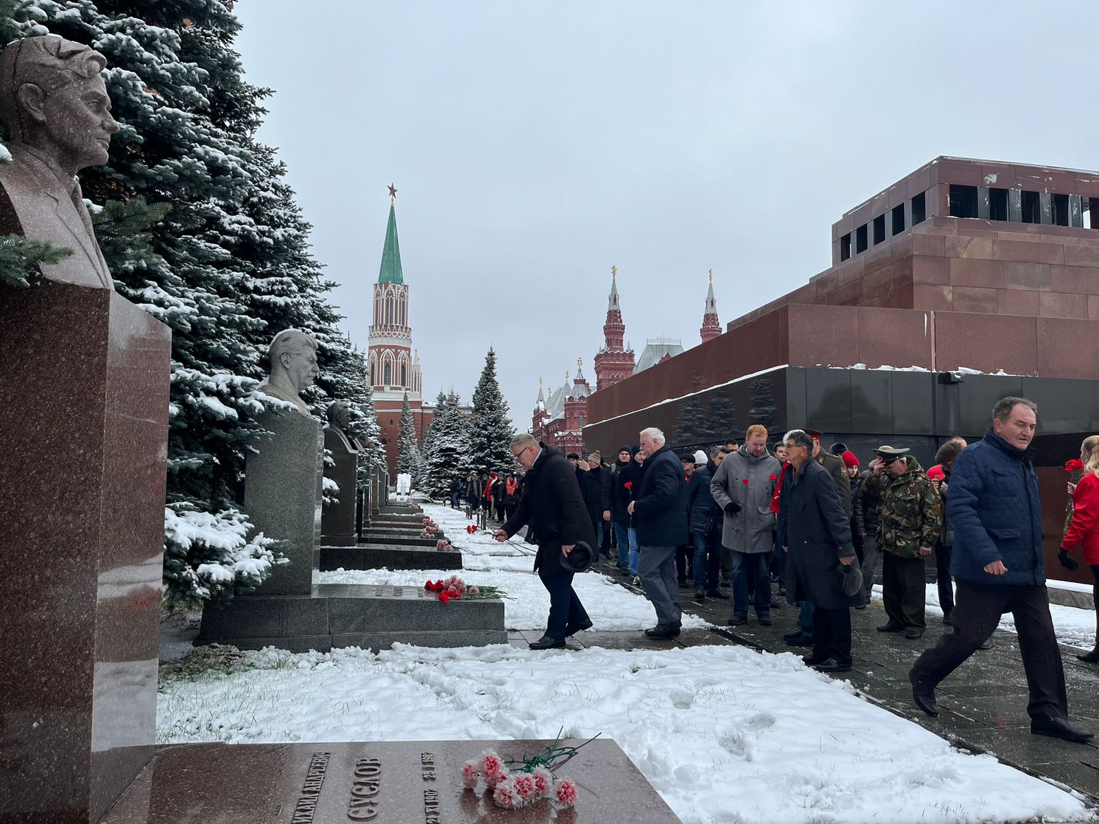 Слава Ленинскому Комсомолу!
