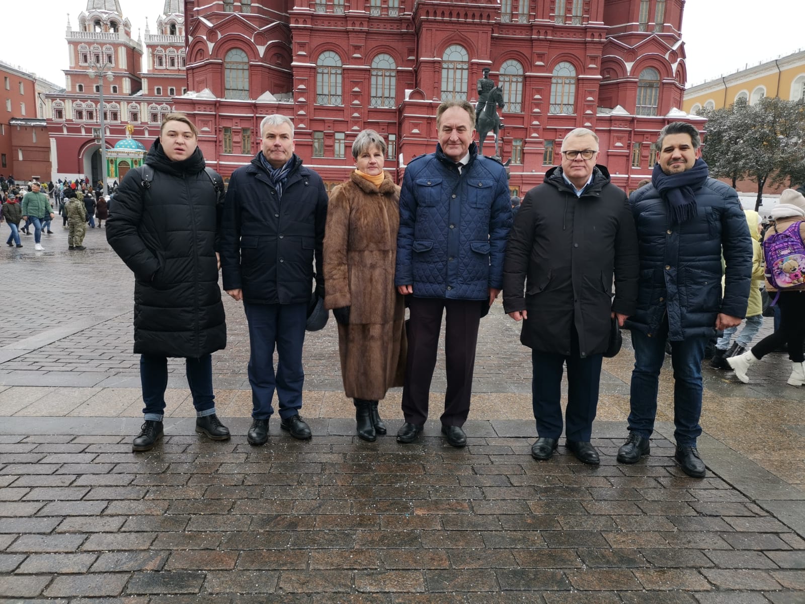 Слава Ленинскому Комсомолу!