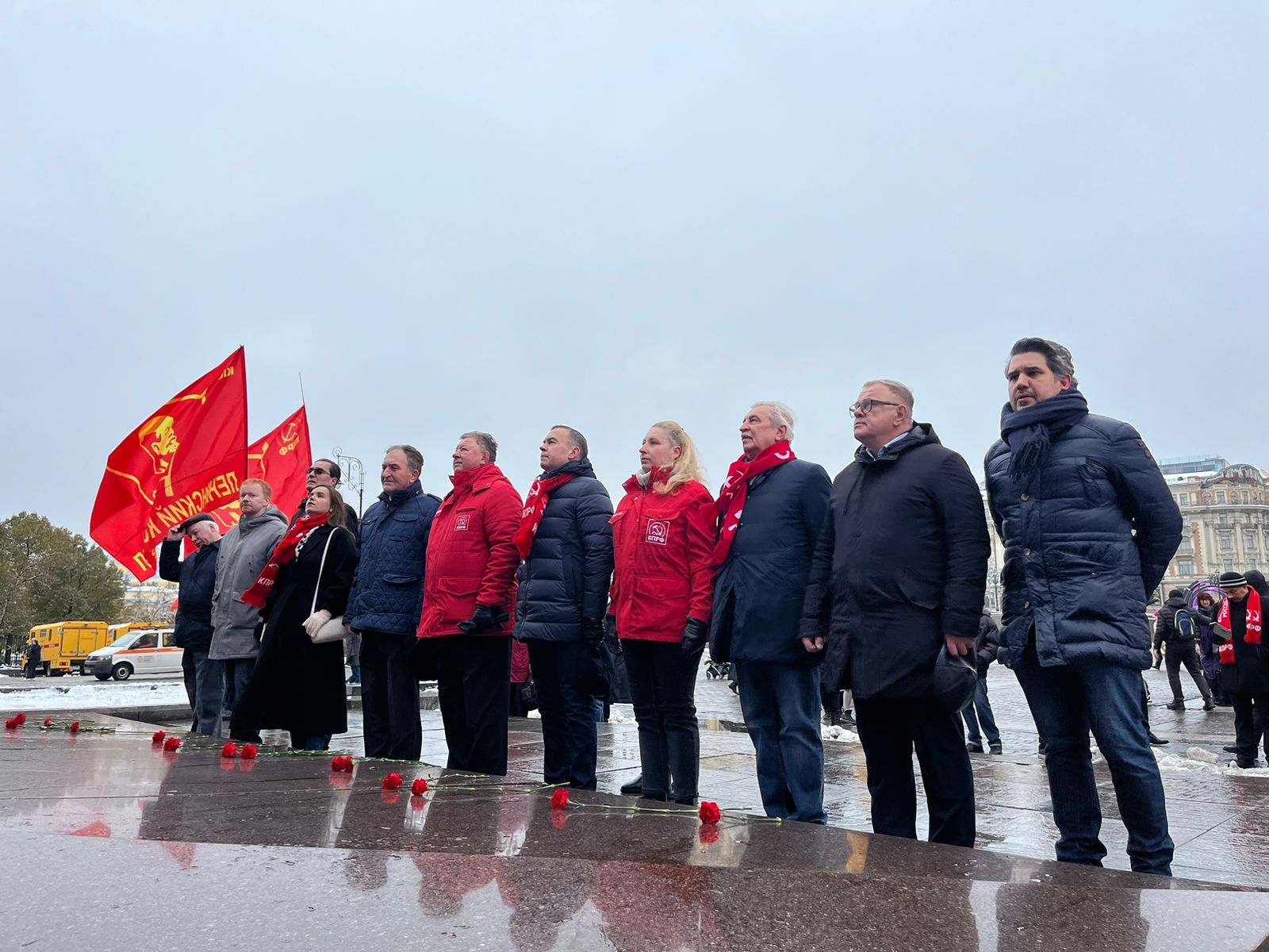 Слава Ленинскому Комсомолу!