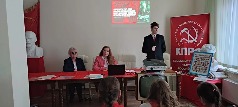 «Не расстанусь с комсомолом, буду вечно молодым!»