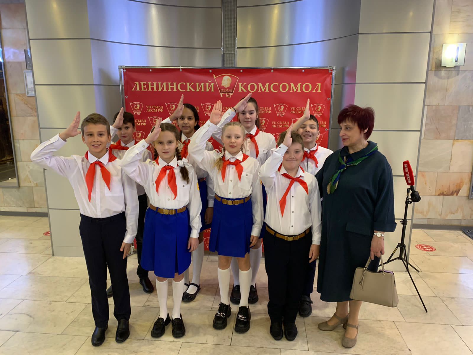 Пионеры и воспитанники поэтического театра из города Королёва открыли музыкальным приветствием VII отчётно-выборный Съезд ЛКСМ РФ в Москве