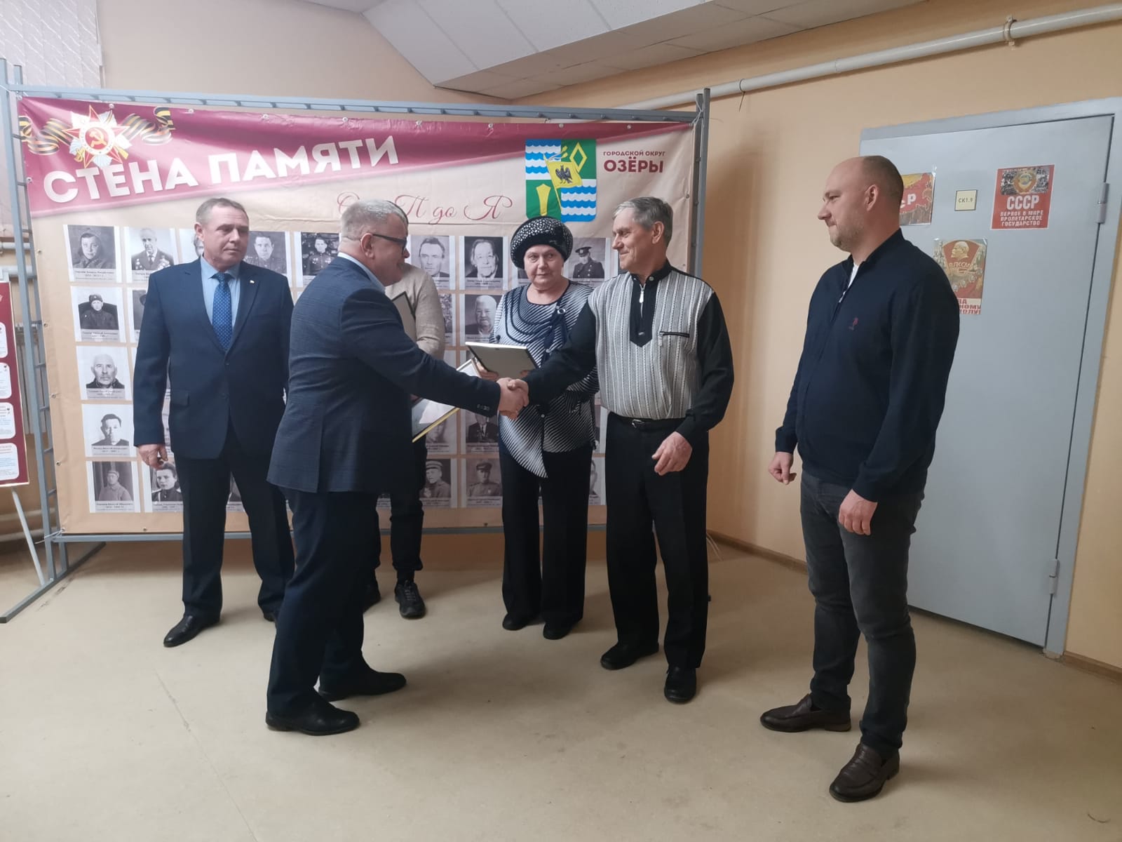 Заместитель Председателя Московской областной Думы Александр Наумов вручил награды волонтерам за поддержку участников СВО