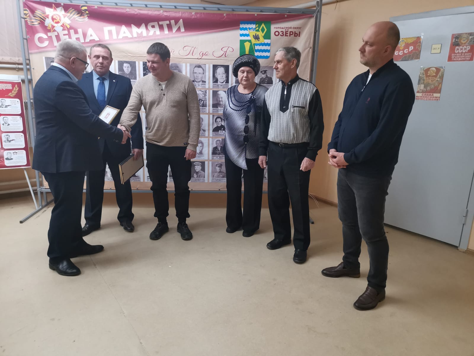 Заместитель Председателя Московской областной Думы Александр Наумов вручил награды волонтерам за поддержку участников СВО