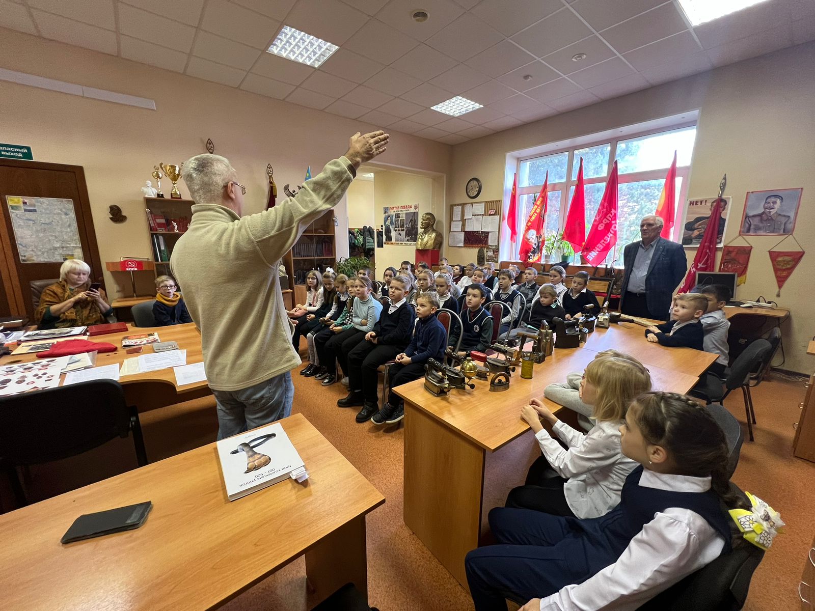 Рузские коммунисты провели открытый урок для школьников в городском комитете партии