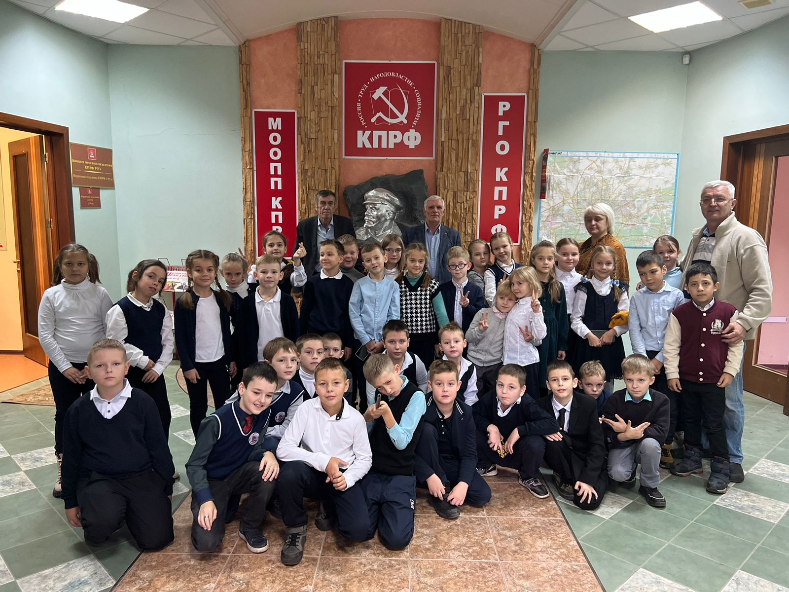 Рузские коммунисты провели открытый урок для школьников в городском комитете партии