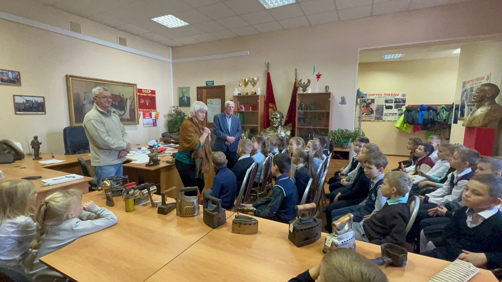 Рузские коммунисты провели открытый урок для школьников в городском комитете партии