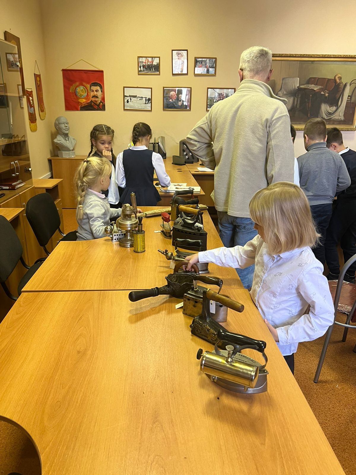Рузские коммунисты провели открытый урок для школьников в городском комитете партии