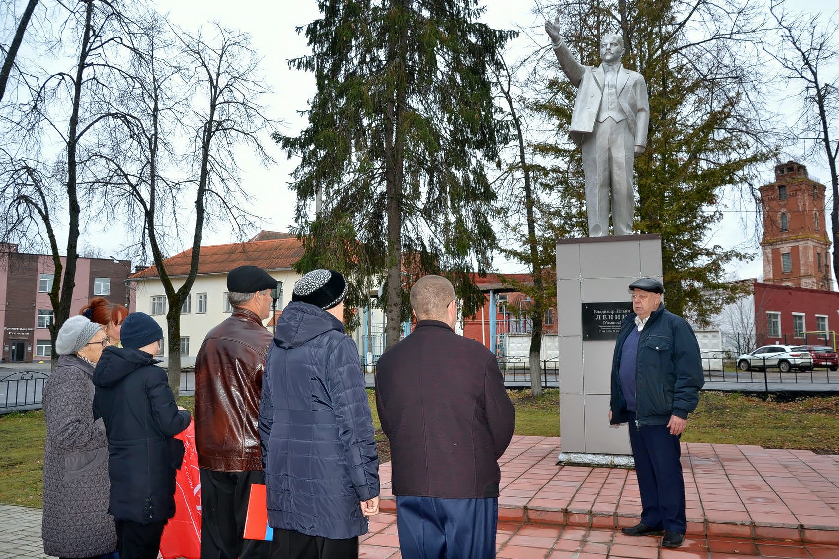 Слава Великой Октябрьской социалистической революции!