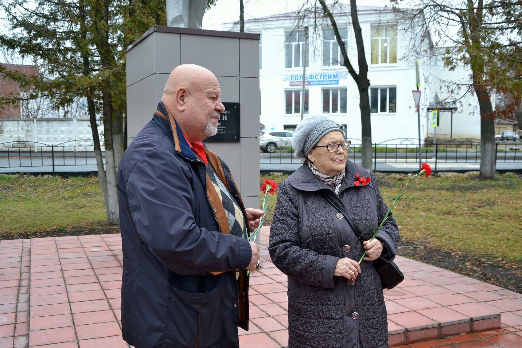 Слава Великой Октябрьской социалистической революции!