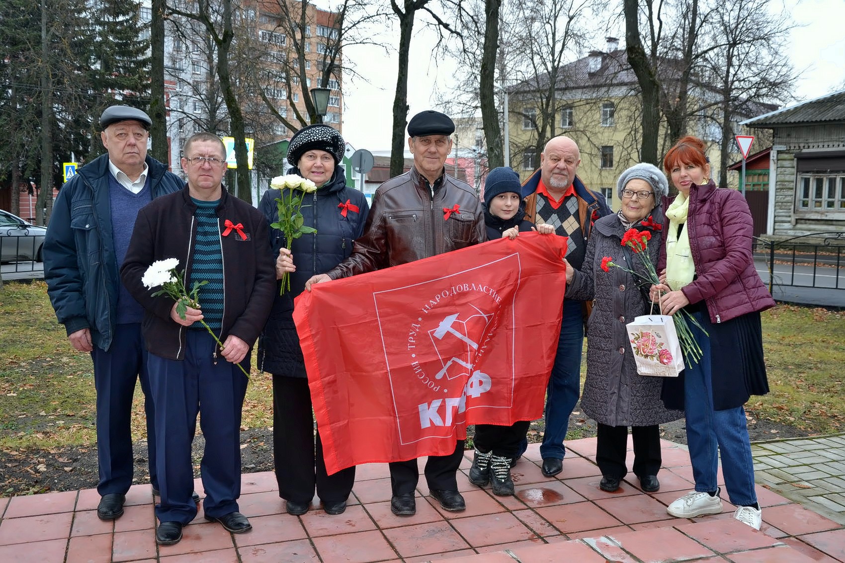 Слава Великой Октябрьской социалистической революции!