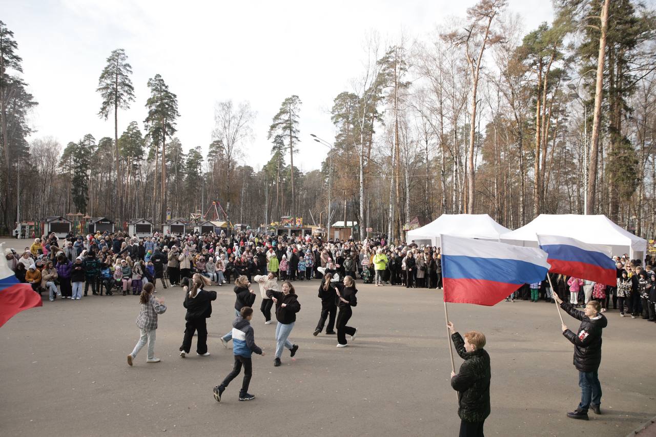 Депутат Мособлдумы Марк Черемисов с приветственным словом открыл праздничный концерте в честь Дня народного единства в Богородском г.о.