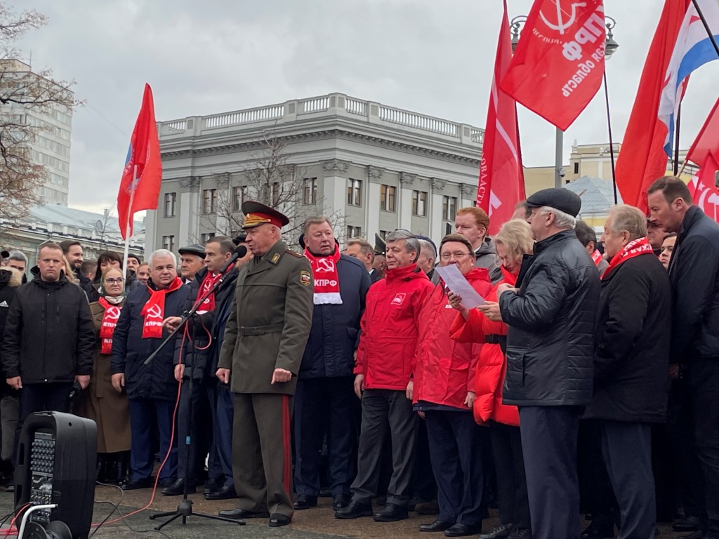 Коммунисты Солнечногорска приняли участие в патриотической акции в честь Великого Октября в Москве