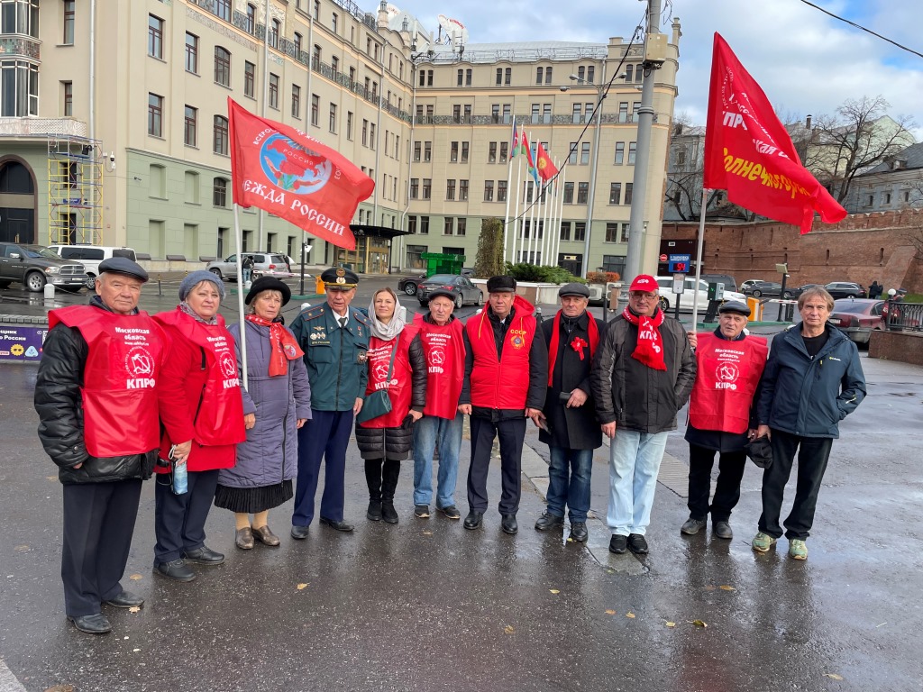 Коммунисты Солнечногорска приняли участие в патриотической акции в честь Великого Октября в Москве