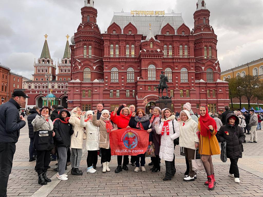 Слава свершениям Великого Октября!
