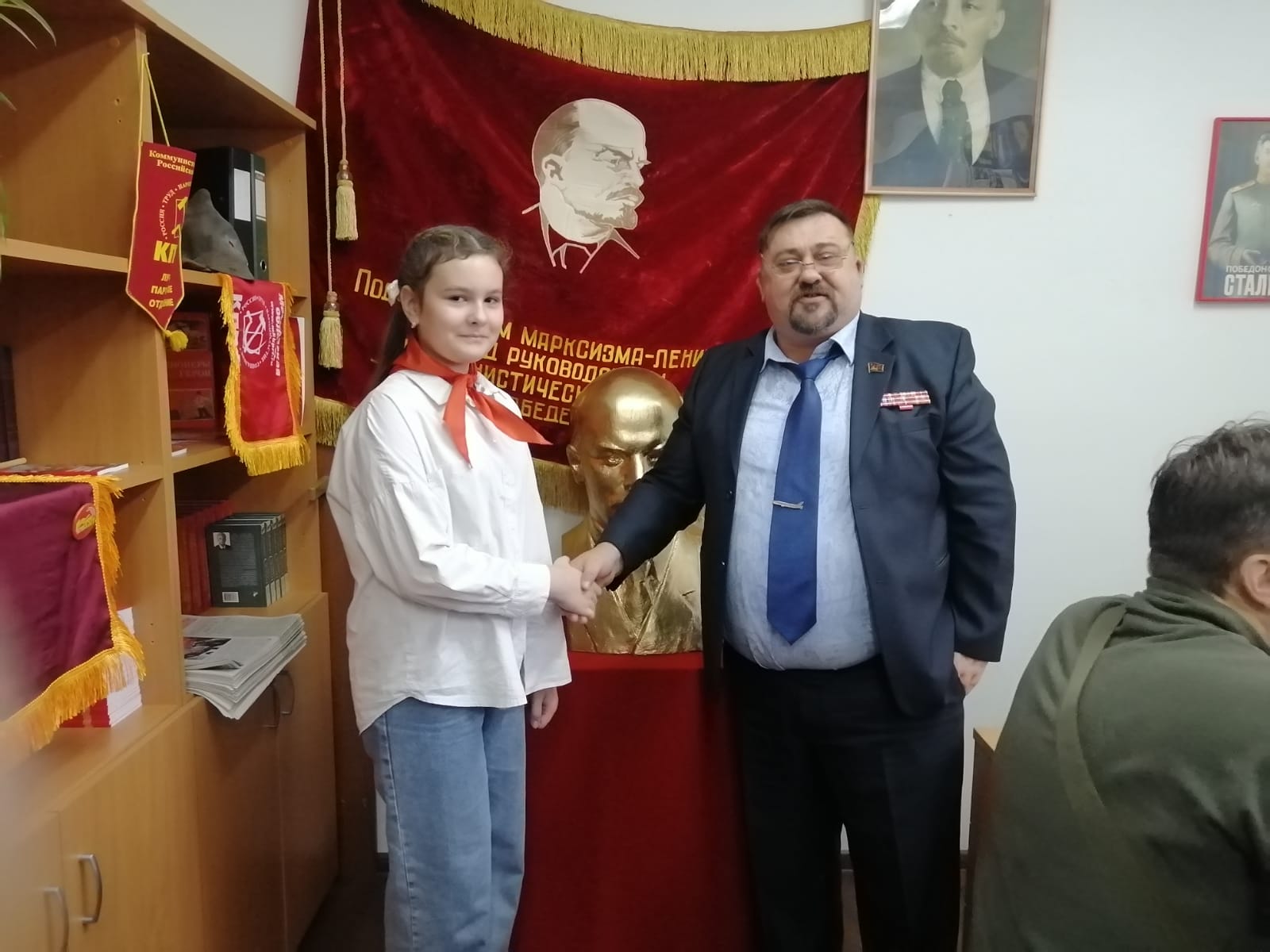 Революционный держим шаг!