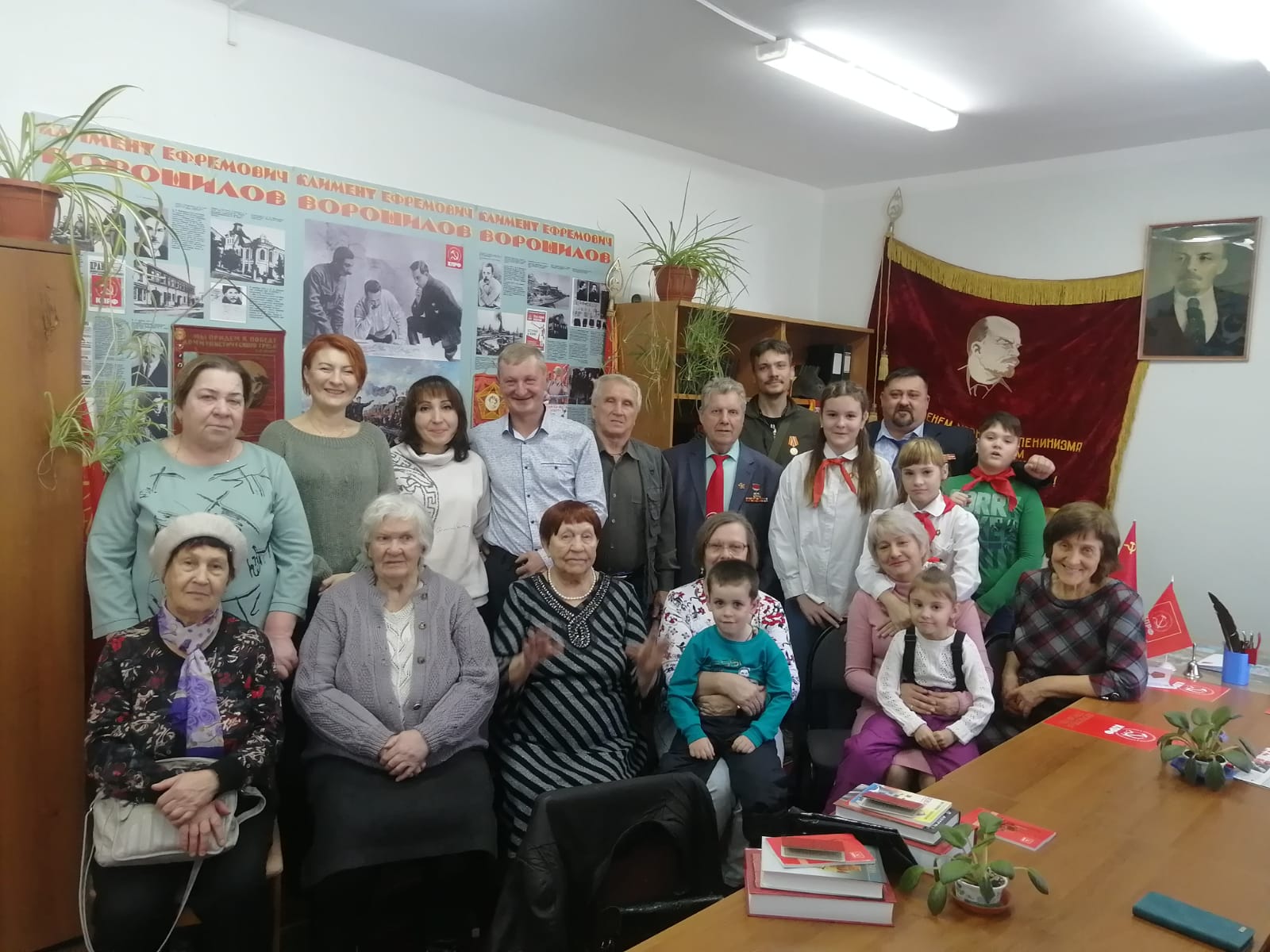 Революционный держим шаг!