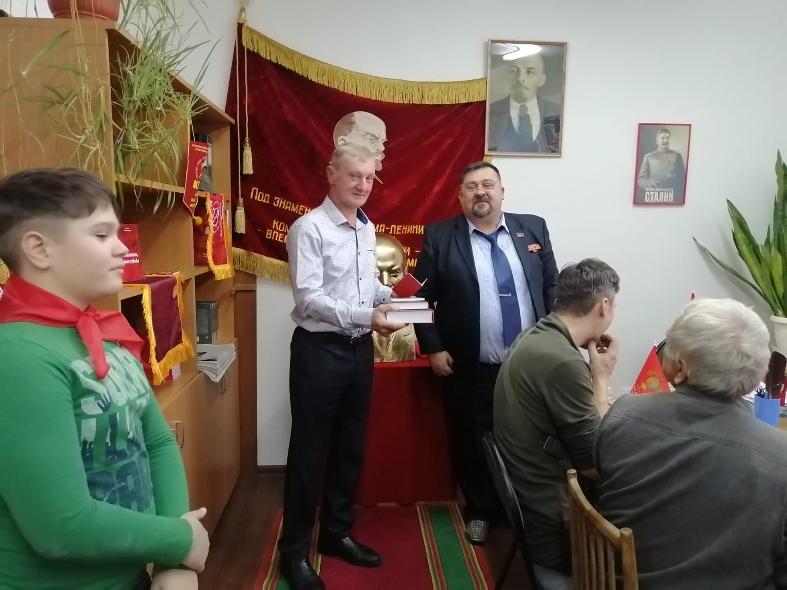 Революционный держим шаг!
