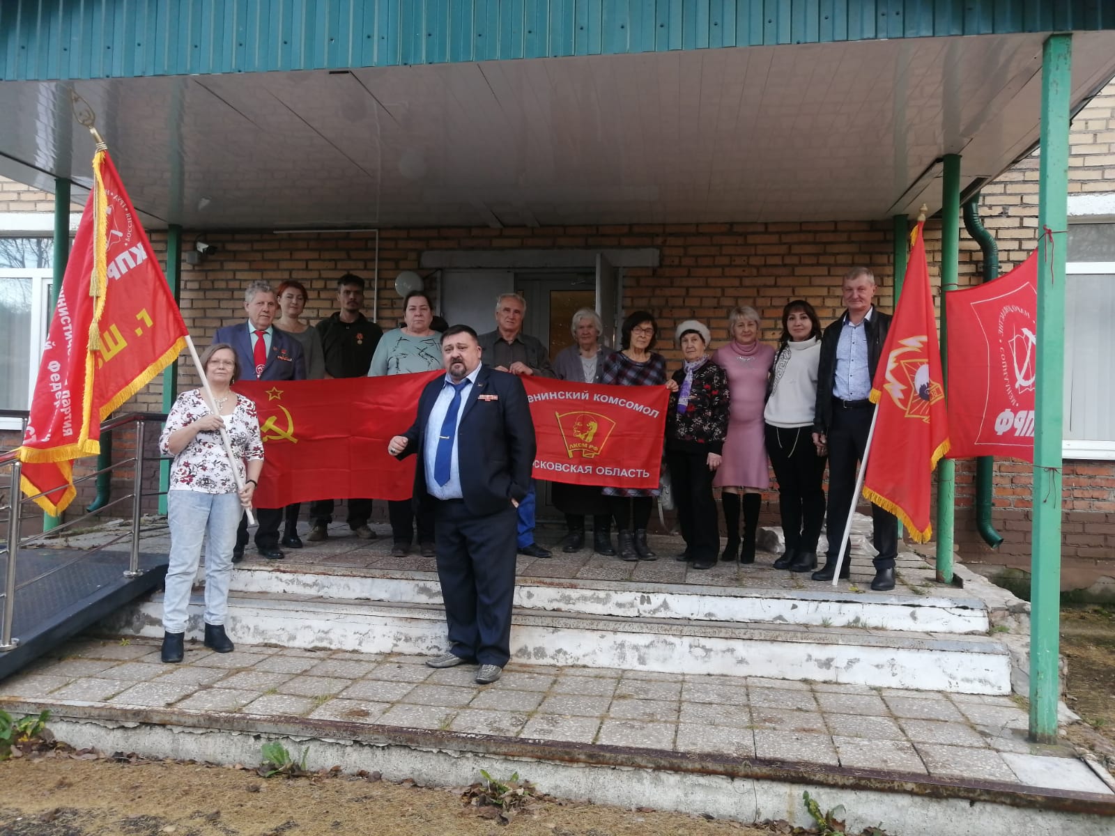 Революционный держим шаг!