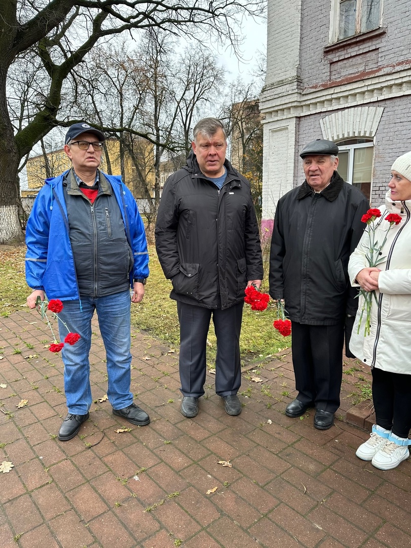 Раменские коммунисты, под руководством первого секретаря Раменского ГК КПРФ Олега Емельянова, отметили 106-ю годовщину Великого Октября