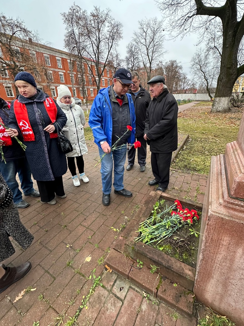 Раменские коммунисты, под руководством первого секретаря Раменского ГК КПРФ Олега Емельянова, отметили 106-ю годовщину Великого Октября